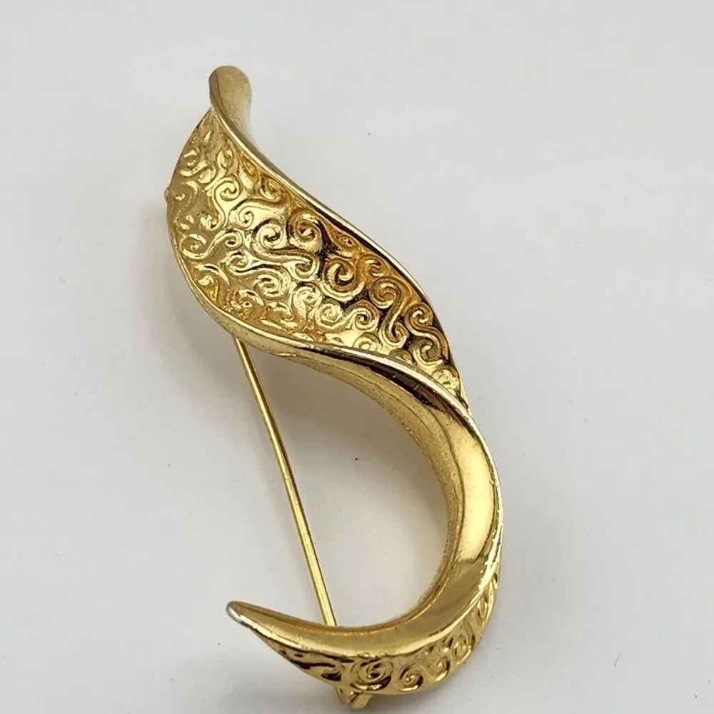 Modernist Swirl Brooch Pin Vintage Textured Gold Tone Classic‎ Look
